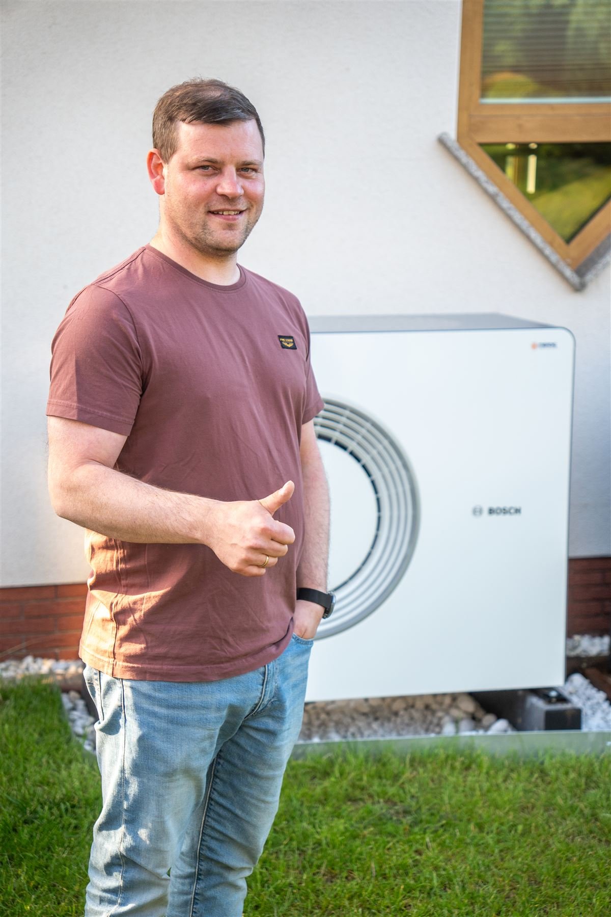 Das Merdic-Team an einer frisch installierten Wärmepumpe